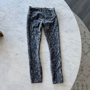 Lululemon Athletica size 6 Gray Camouflage Leggings camo lulu basically NEW